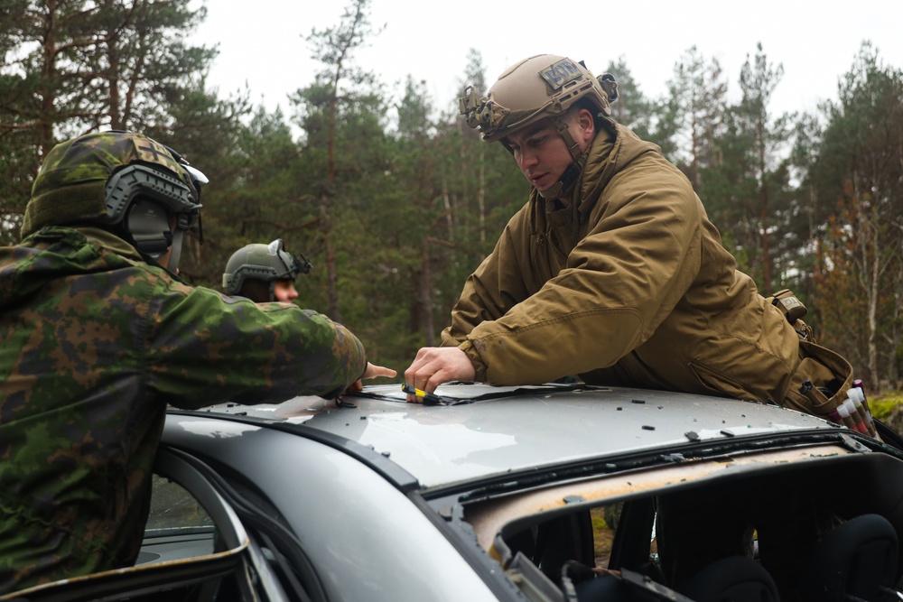 Marines with CLB-6 and Finnish Service Members with Coastal Brigade Conduct Explosive Ordnance Disposal Training