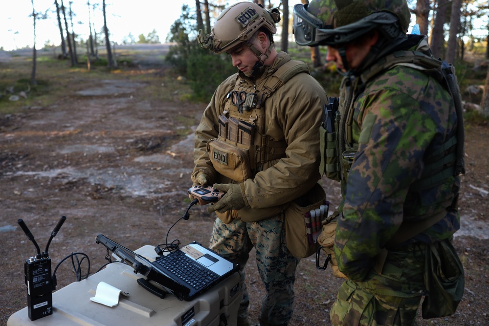 Marines with CLB-6 and Finnish Service Members with Coastal Brigade Conduct Explosive Ordnance Disposal Training