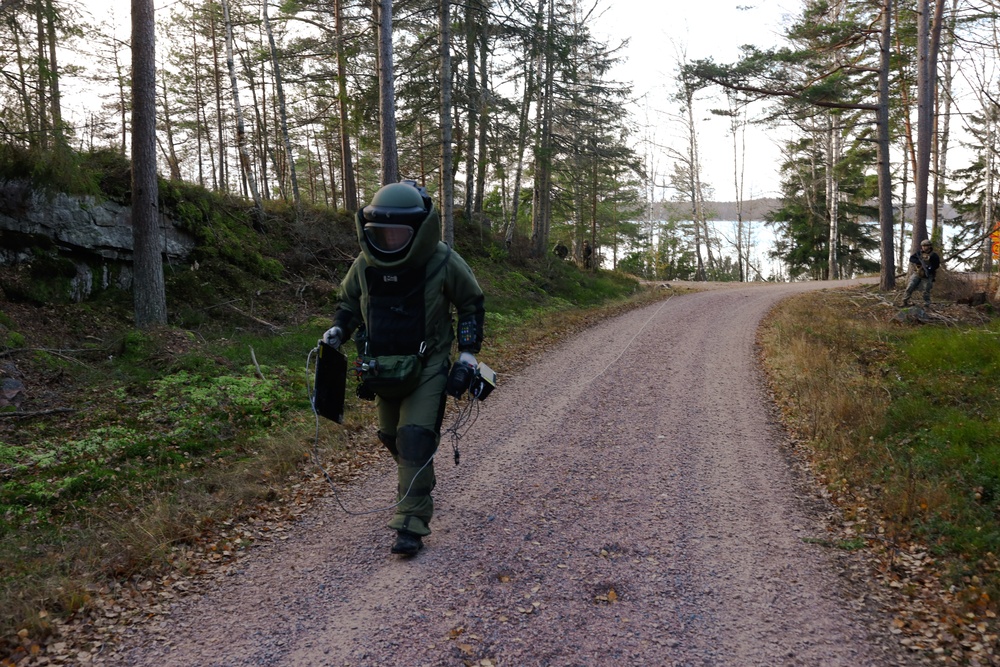 Marines with CLB-6 and Finnish Service Members with Coastal Brigade Conduct Explosive Ordnance Disposal Training