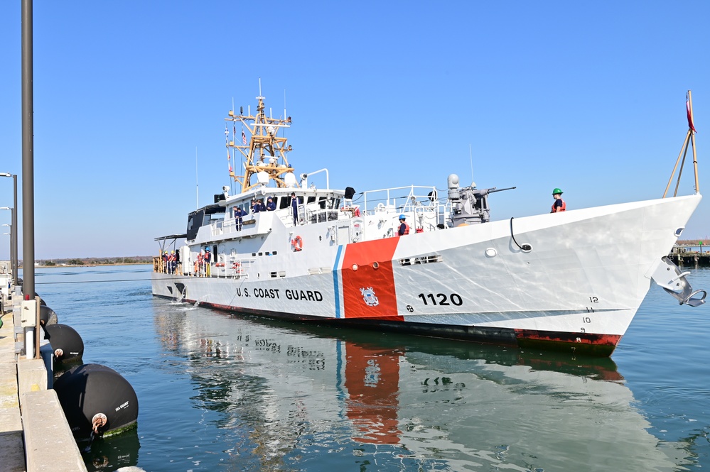 Coast Guard Cutter Lawrence Lawson (WPC 1120) safely returns overdue mariner to shore