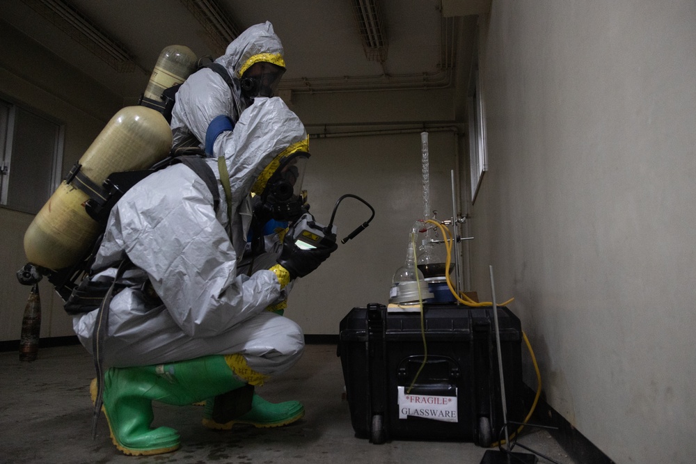 Chemical, Biological, Radioactive and Nuclear specialist and Explosive Ordnance Disposal Marines Conduct Simulated Chemical Disposal