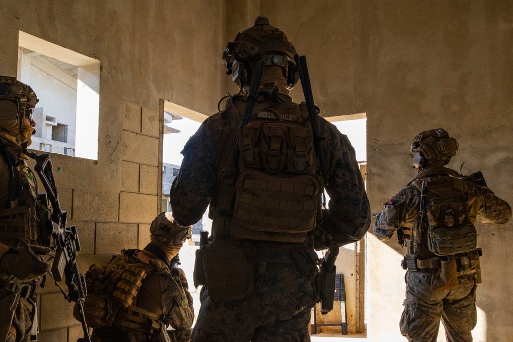 31st MEU Maritime Raid Force train on Combat Town