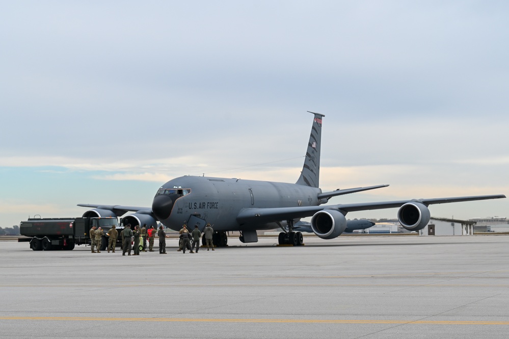 DVIDS - Images - 155th ARW Hot-pit Refueling [Image 1 Of 2]