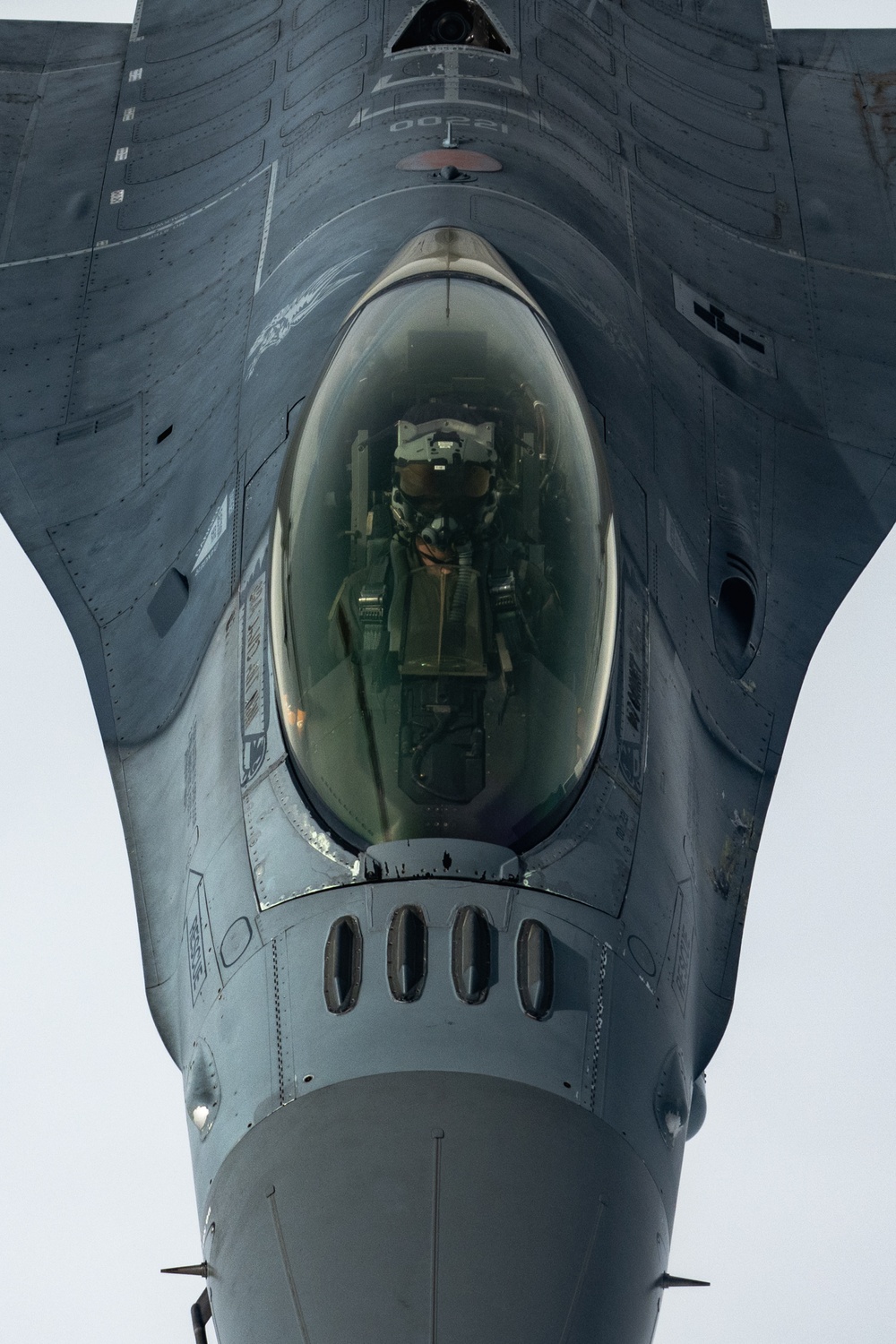 6th ARW commander refuels 20th FW F-16s