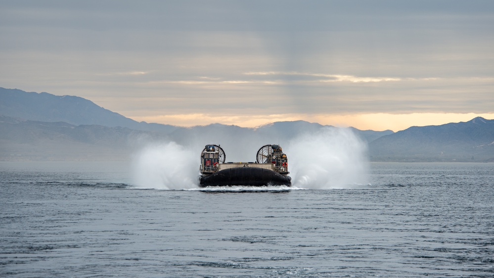 15th MEU embarks aboard ACU 5