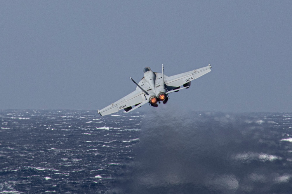 USS Carl Vinson (CVN 70) Conducts Flight Operations in the Philippine Sea