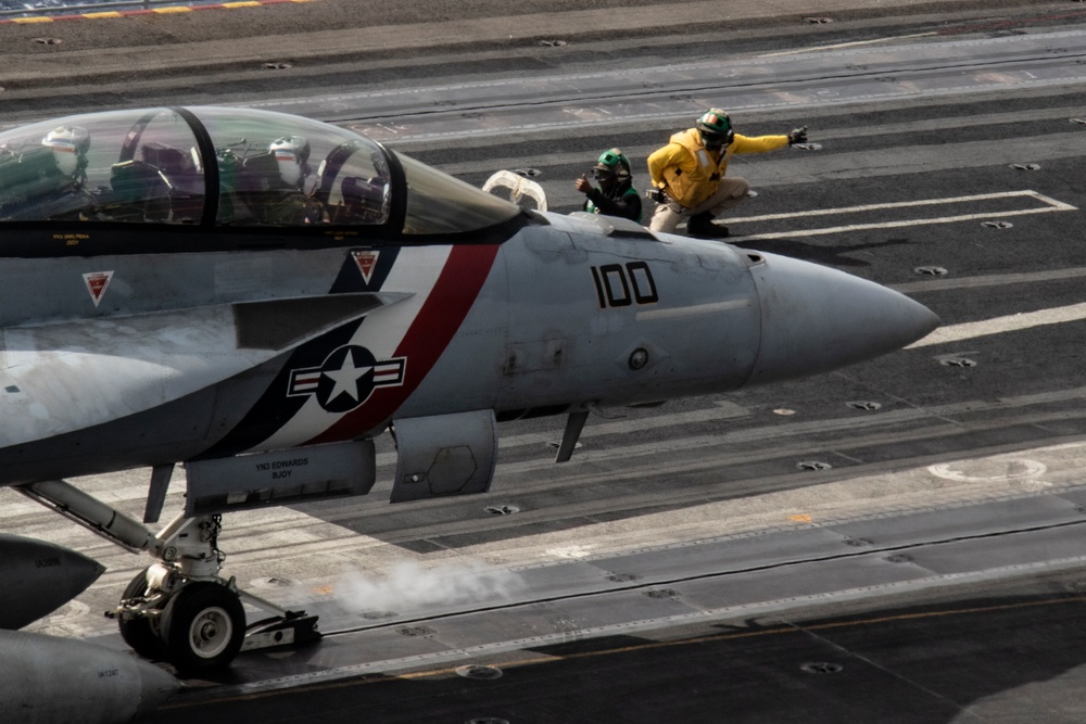 USS Carl Vinson (CVN 70) Conducts Flight Operations in the Philippine Sea