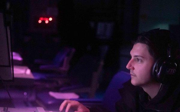 STG3 Randolph Monitors Underwater Soundwaves Aboard USS Antietam (CG 54)