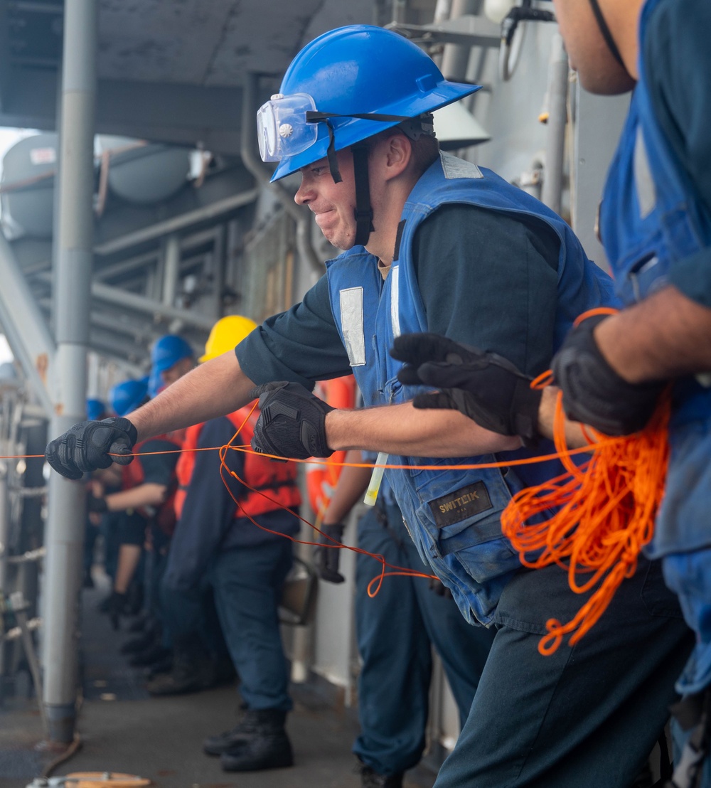 USS Antietam (CG 54) Receives Fuel From the USNS Yukon (T-AO 202)