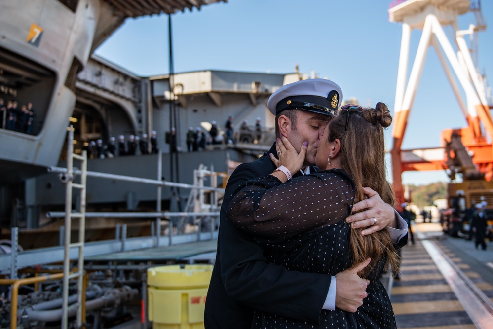 USS Ronald Reagan (CVN 76) returns to Yokosuka, Japan