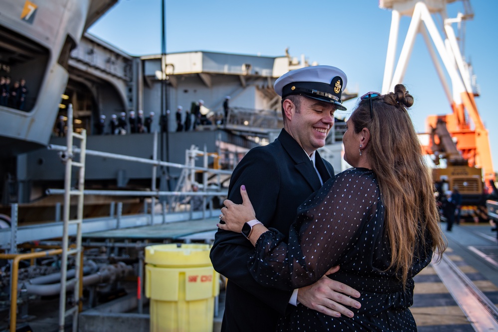 USS Ronald Reagan (CVN 76) returns to Yokosuka, Japan