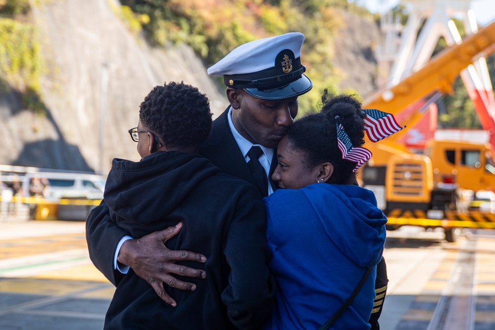 USS Ronald Reagan (CVN 76) returns to Yokosuka, Japan