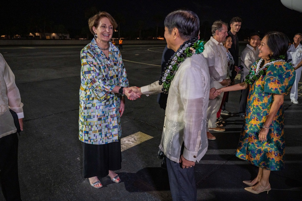 CDRUSINDOPACOM greets Philippine President R. Marcos Jr. in Honolulu