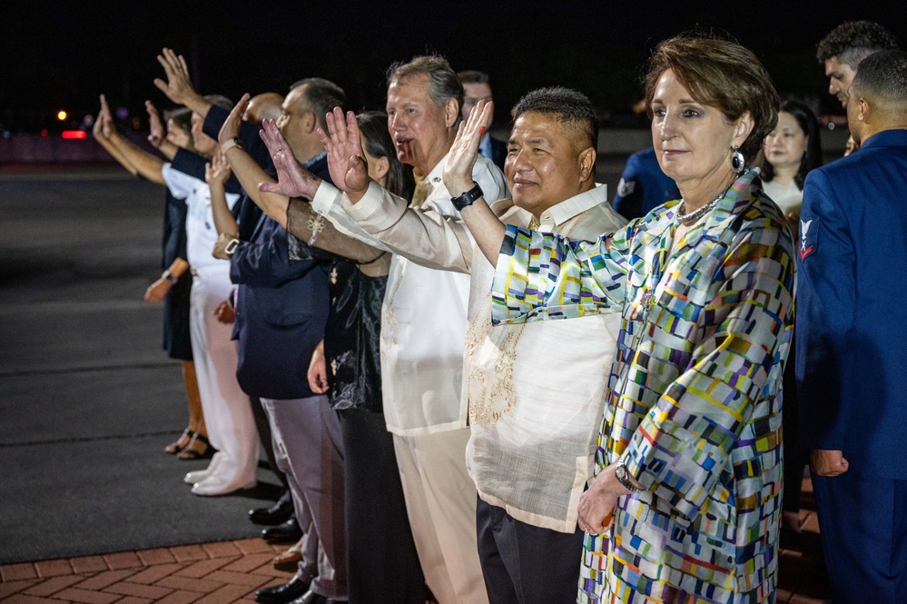 CDRUSINDOPACOM greets Philippine President R. Marcos Jr. in Honolulu