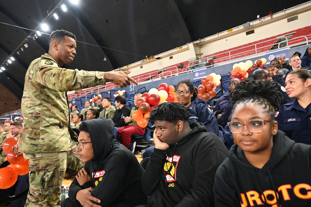 Operation Homefront brings Harlem Globetrotters, and holiday meal kits to D.C. Armory