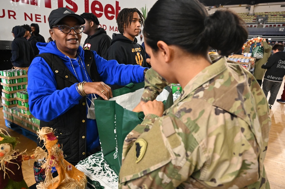 Operation Homefront brings Harlem Globetrotters, and holiday meal kits to D.C. Armory