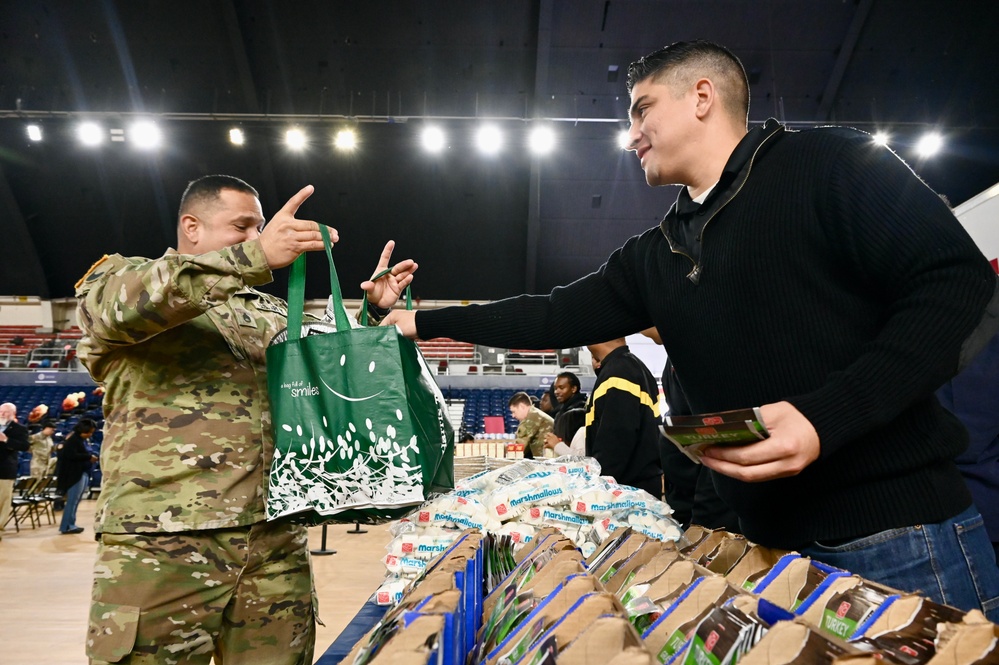 Operation Homefront brings Harlem Globetrotters, and holiday meal kits to D.C. Armory