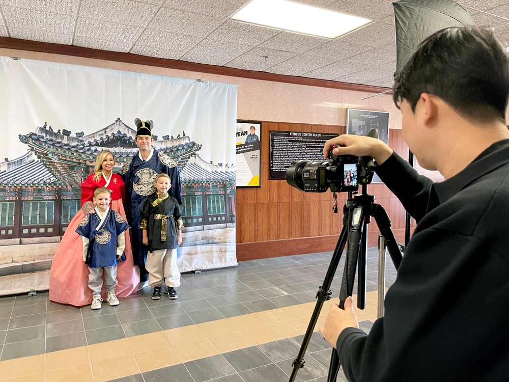 Soldiers, families enjoy European-style holiday market at Camp Humphreys