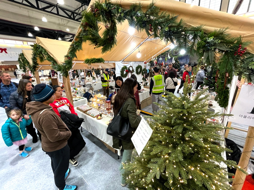 Soldiers, families enjoy European-style holiday market at Camp Humphreys