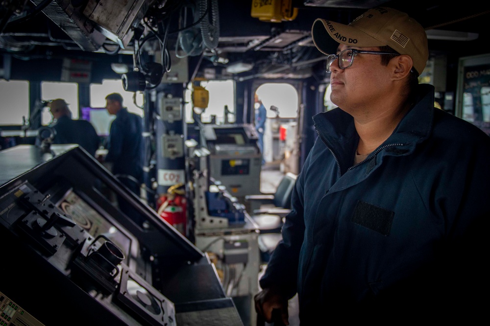 USS Hopper (DDG 70) Sailors man the helms in the Pacific Ocean