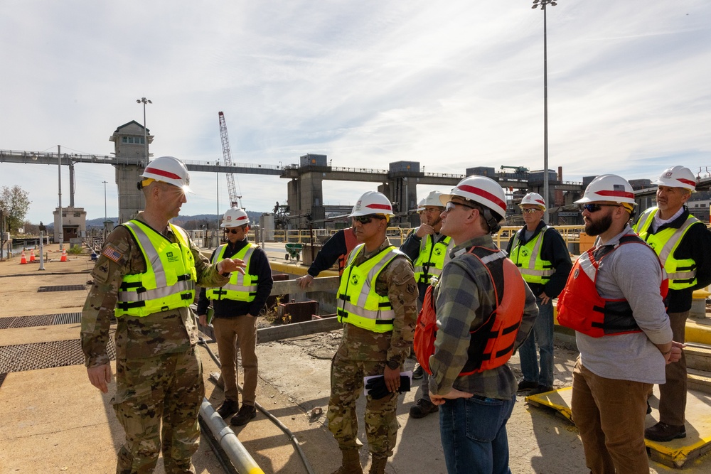 Engineer commander for Great Lakes and Ohio River Division visits Pittsburgh District