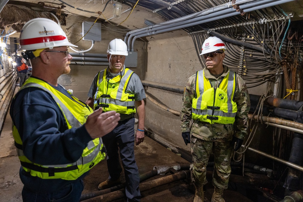 Engineer commander for Great Lakes and Ohio River Division visits Pittsburgh District