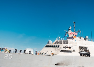 USS MARINETTE (LCS 25) HOLDS CHANGE OF COMMAND CEREMONY