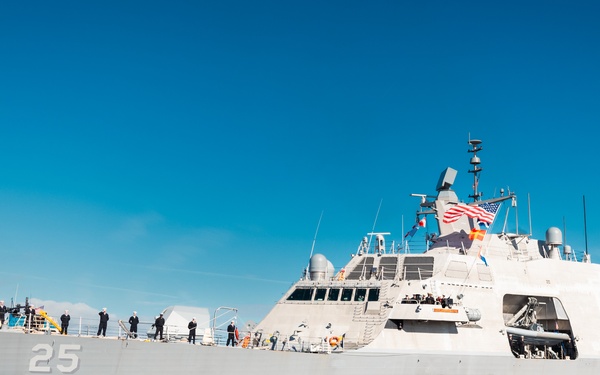USS MARINETTE (LCS 25) HOLDS CHANGE OF COMMAND CEREMONY