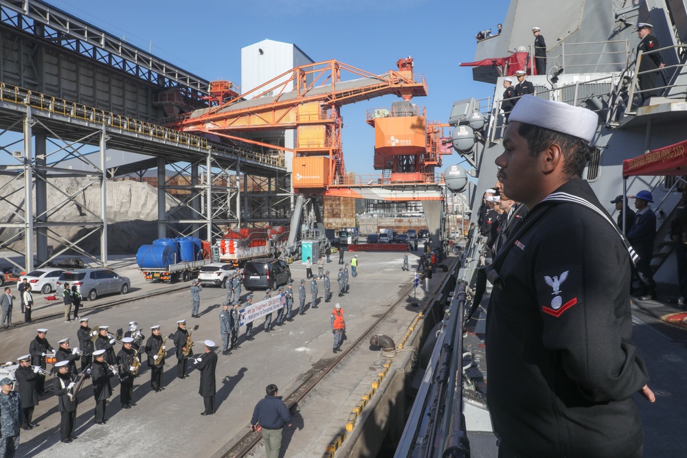 Sailors aboard the USS Rafael Peralta (DDG 115) conduct a Sea and Anchor detail in Donghae, South Korea