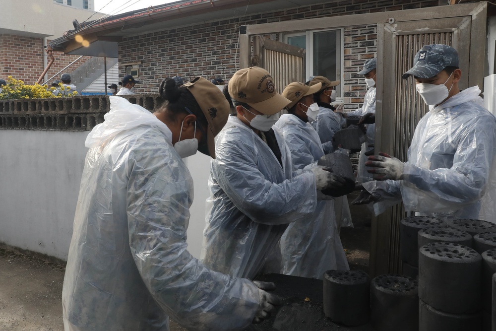 Sailors assigned to the USS Rafael Peralta (DDG 115) work with sailors assigned to the Republic of Korea Navy Daegu-class frigate ROKS Pohang (FFG-825) and the Korean government to provide coal to local houses in Donghae, Republic of Korea