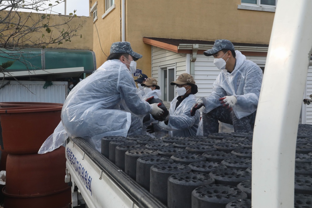 Sailors assigned to the USS Rafael Peralta (DDG 115) work with sailors assigned to the Republic of Korea Navy Daegu-class frigate ROKS Pohang (FFG-825) and the Korean government to provide coal to local houses in Donghae, Republic of Korea