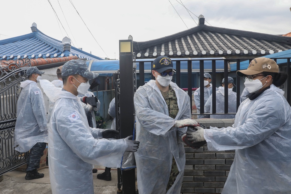 Sailors assigned to the USS Rafael Peralta (DDG 115) work with sailors assigned to the Republic of Korea Navy Daegu-class frigate ROKS Pohang (FFG-825) and the Korean government to provide coal to local houses in Donghae, Republic of Korea