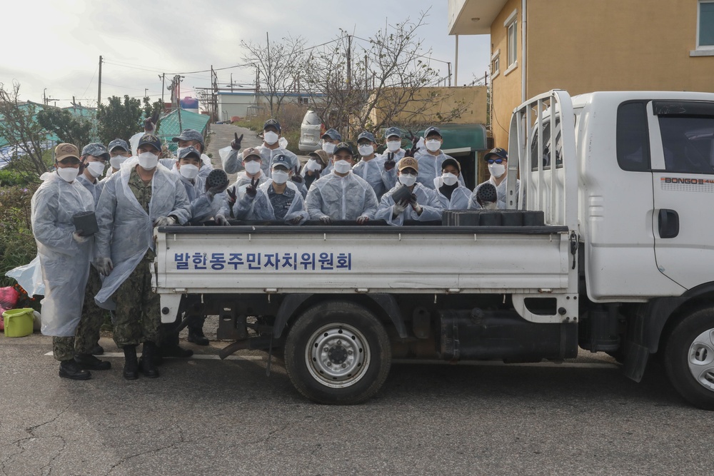 Sailors assigned to the USS Rafael Peralta (DDG 115) work with sailors assigned to the Republic of Korea Navy Daegu-class frigate ROKS Pohang (FFG-825) and the Korean government to provide coal to local houses in Donghae, Republic of Korea