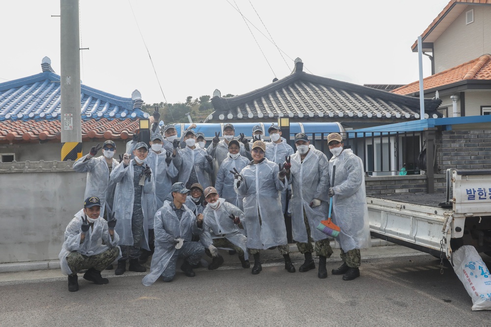 Sailors assigned to the USS Rafael Peralta (DDG 115) work with sailors assigned to the Republic of Korea Navy Daegu-class frigate ROKS Pohang (FFG-825) and the Korean government to provide coal to local houses in Donghae, Republic of Korea