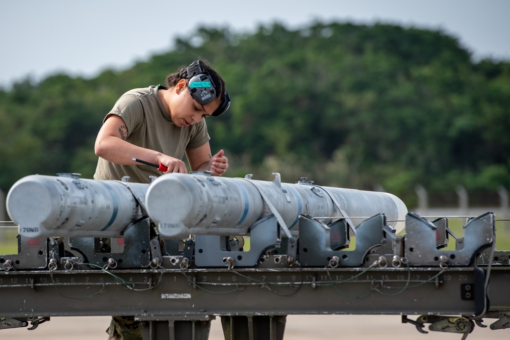 Kadena weapon loaders face off