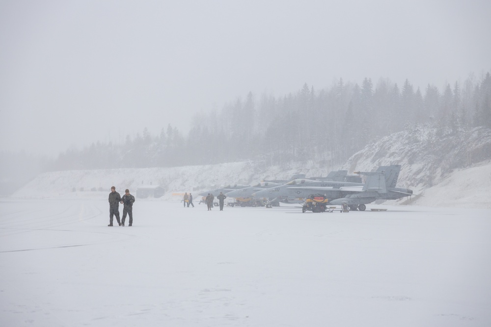 Freezing Winds 23: Towing F/A-18 Hornets in the snow