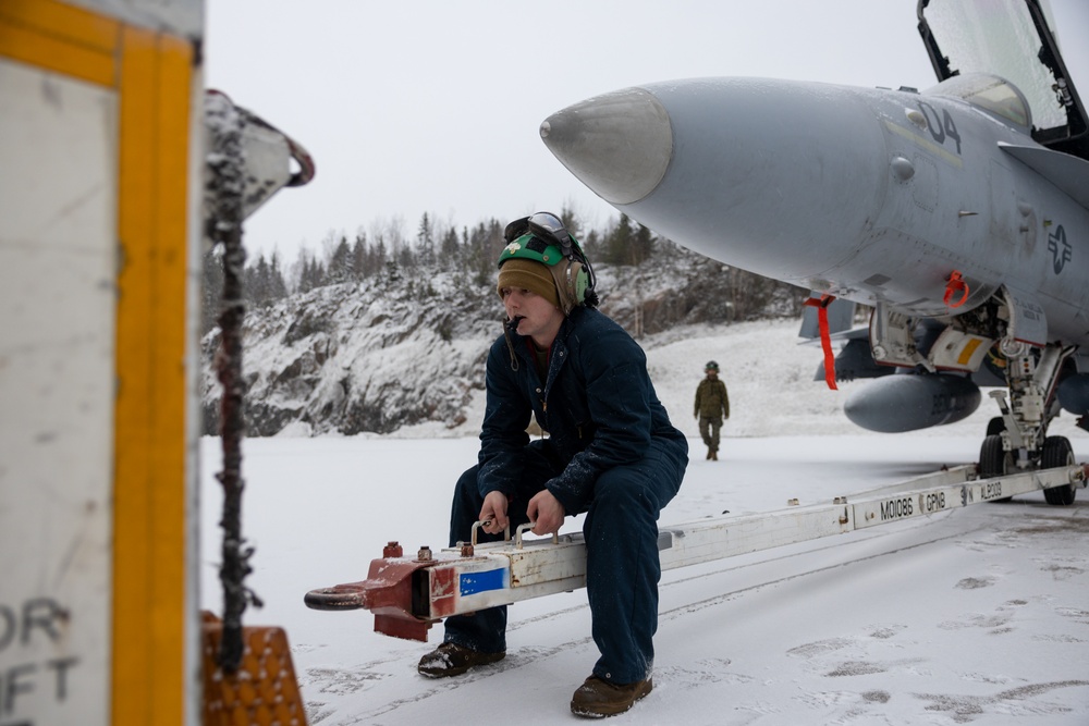 Freezing Winds 23: Towing F/A-18 Hornets in the snow