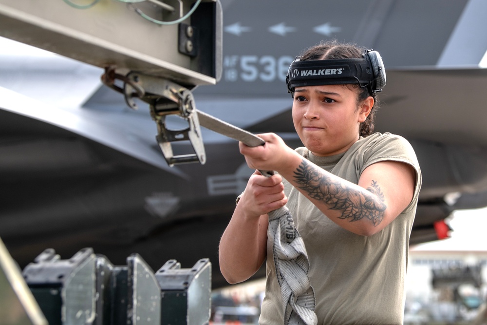 Kadena weapon loaders face off