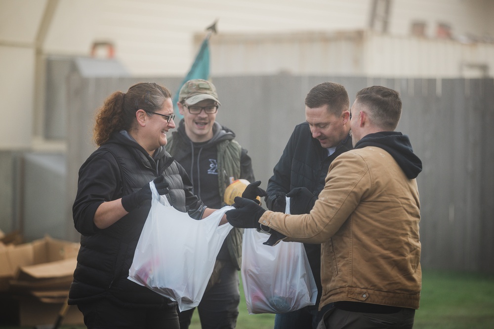10th Civil Support Team, Joint Base Lewis McChord Red Cross and Loaves &amp; Fishes deliver Thanksgiving meals