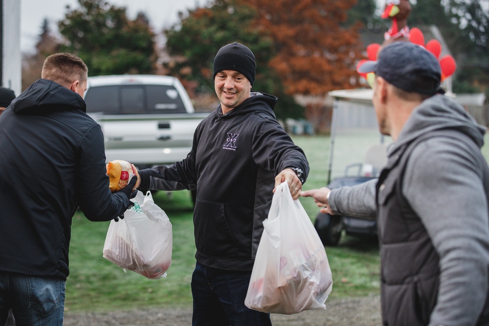 10th Civil Support Team, Joint Base Lewis McChord Red Cross and Loaves &amp; Fishes deliver Thanksgiving meals
