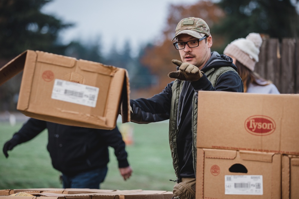 10th Civil Support Team, Joint Base Lewis McChord Red Cross and Loaves &amp; Fishes deliver Thanksgiving meals