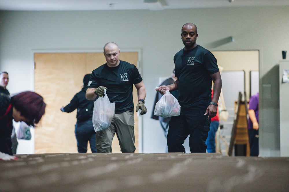 10th Civil Support Team, Joint Base Lewis McChord Red Cross and Loaves &amp; Fishes deliver Thanksgiving meals