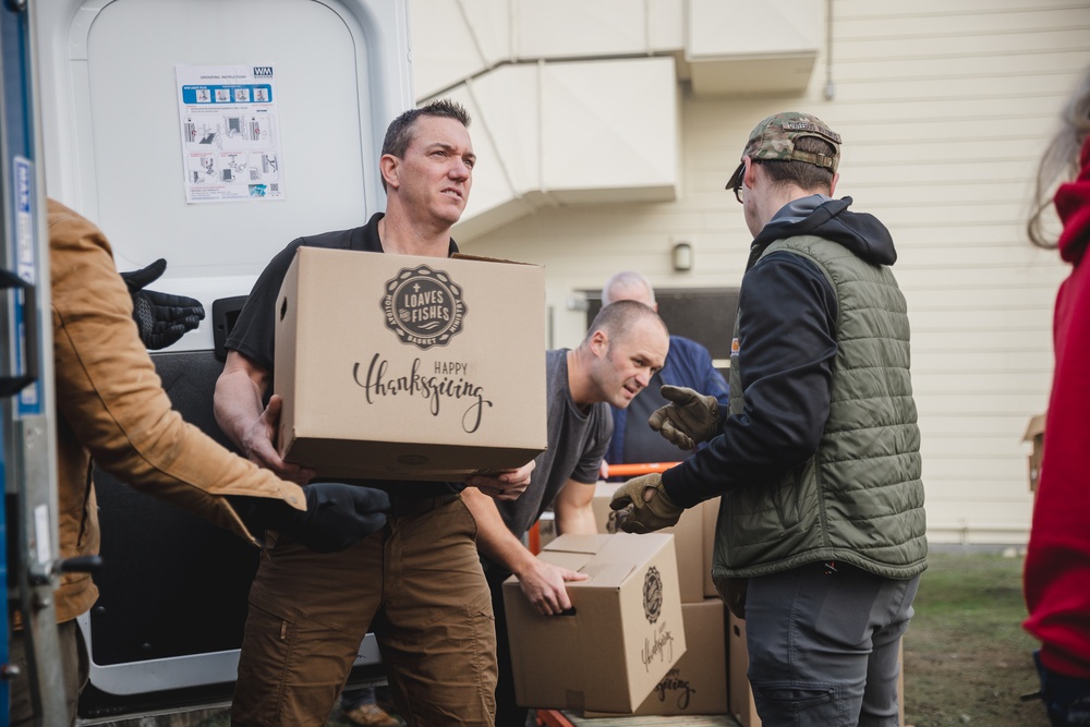 10th Civil Support Team, Joint Base Lewis McChord Red Cross and Loaves &amp; Fishes deliver Thanksgiving meals