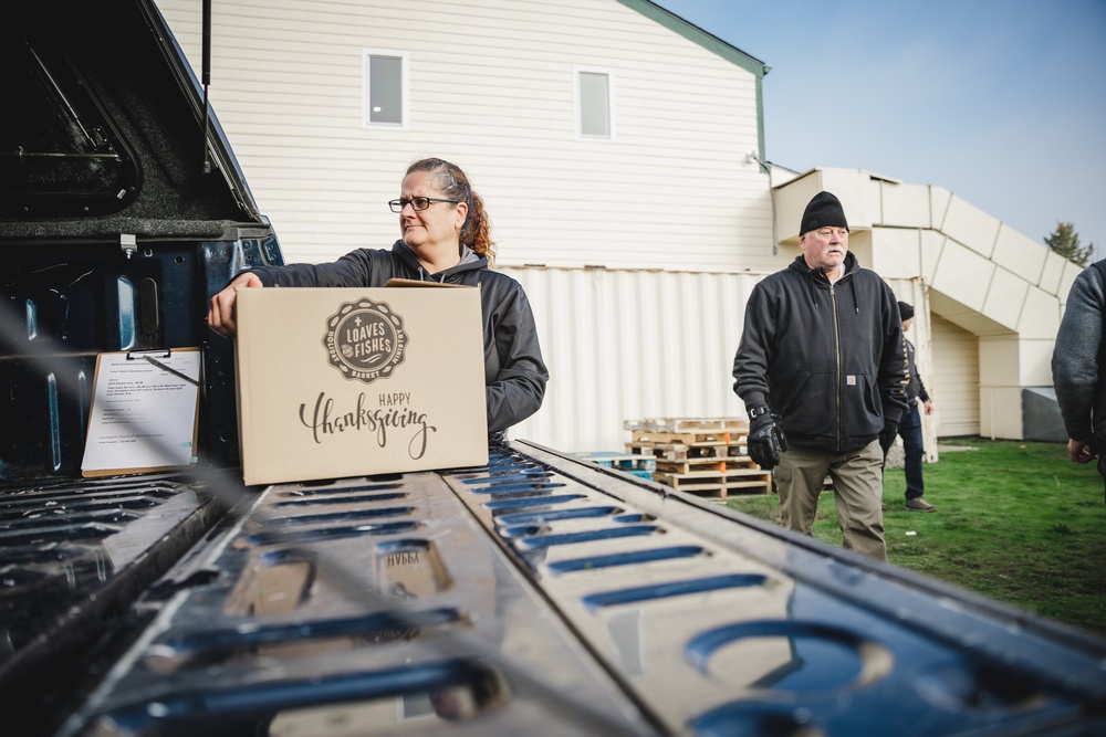 10th Civil Support Team, Joint Base Lewis McChord Red Cross and Loaves &amp; Fishes deliver Thanksgiving meals