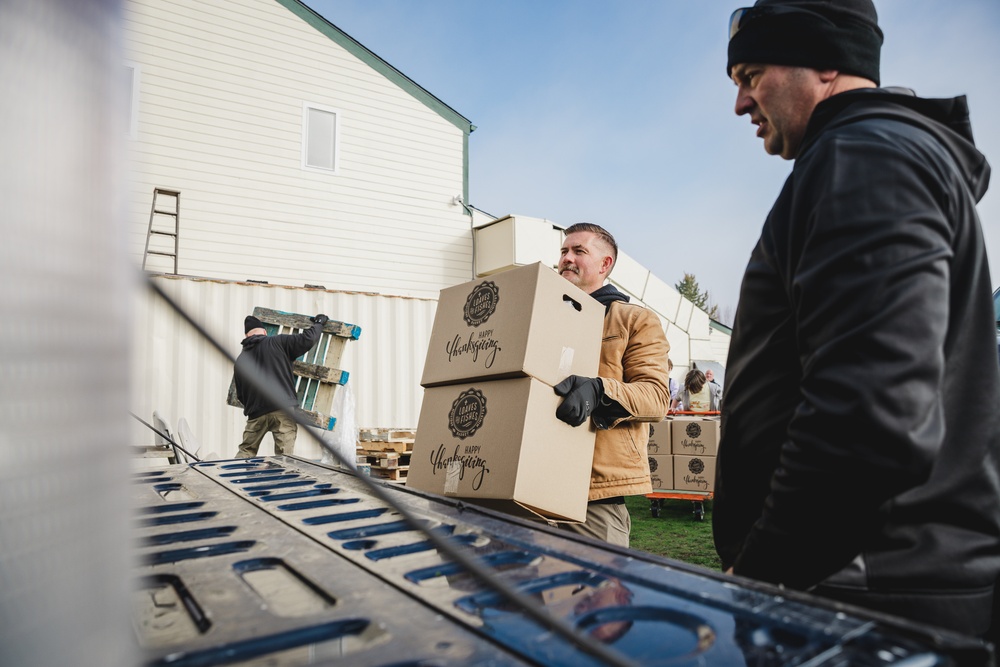 10th Civil Support Team, Joint Base Lewis McChord Red Cross and Loaves &amp; Fishes deliver Thanksgiving meals