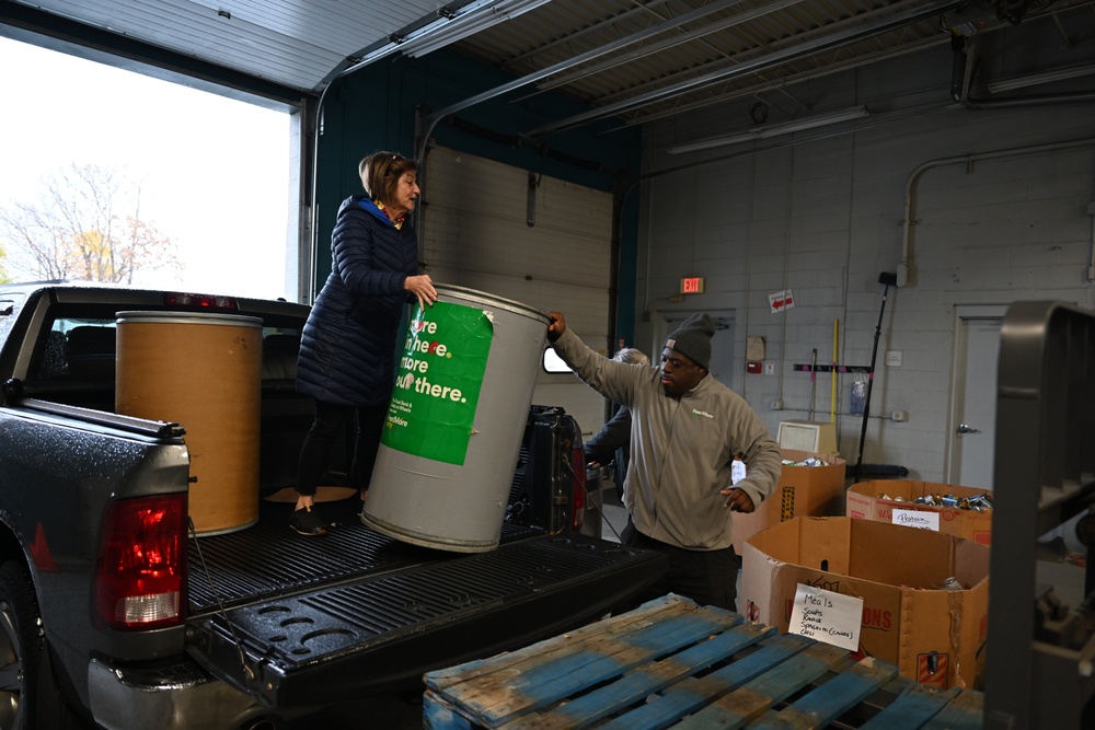 USACE Buffalo District ERA delivers food drive donations