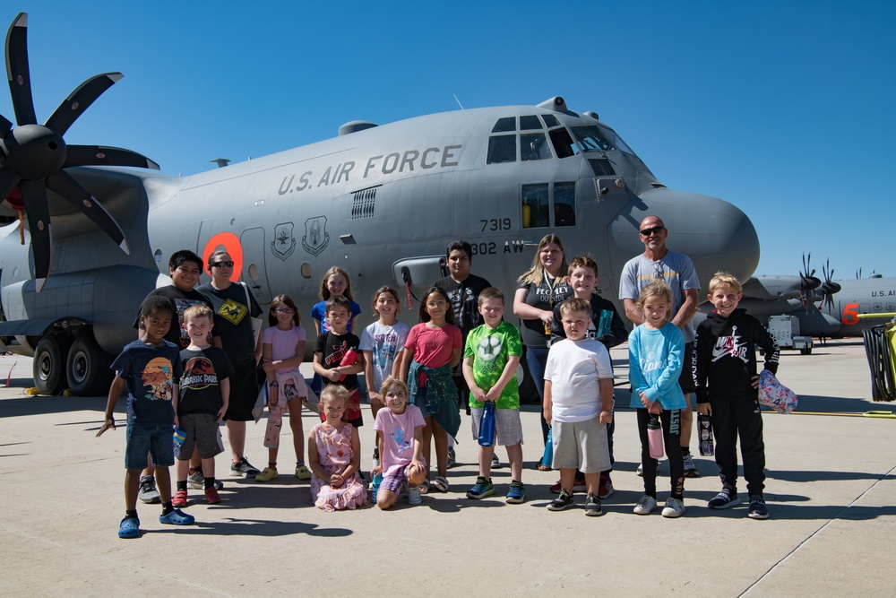 Students Tour 302 AW C-130