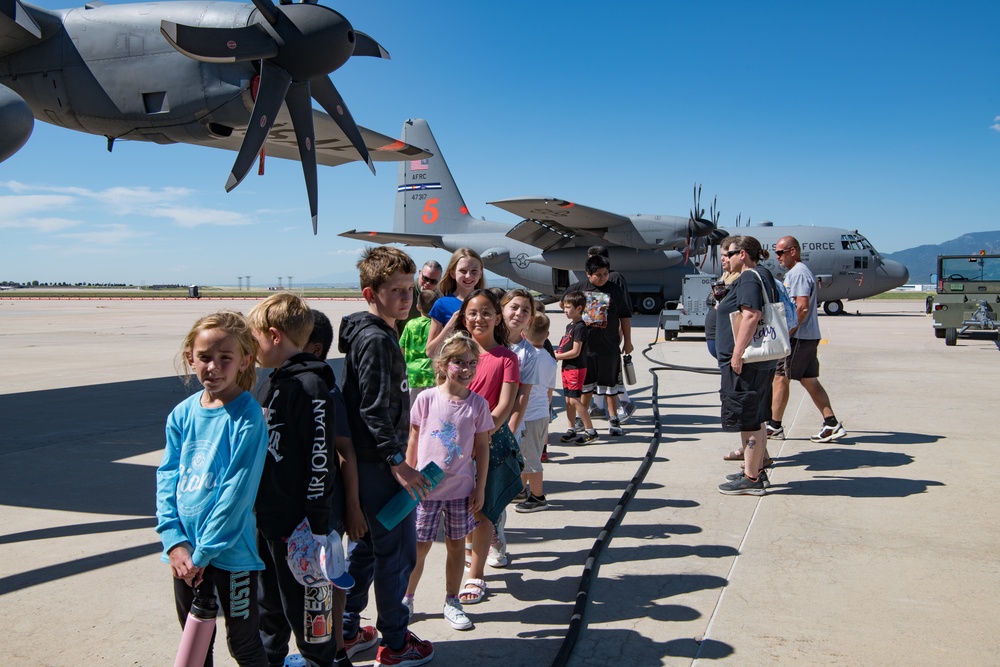 Students Tour 302 AW C-130