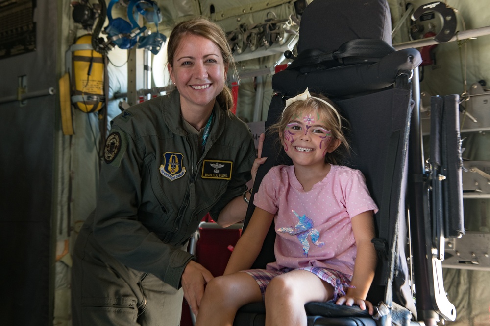 Students Tour 302 AW C-130