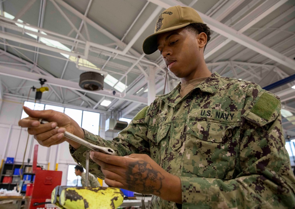 Makin Island AIMD Conducts Support Equipment Breakdown and Buildup